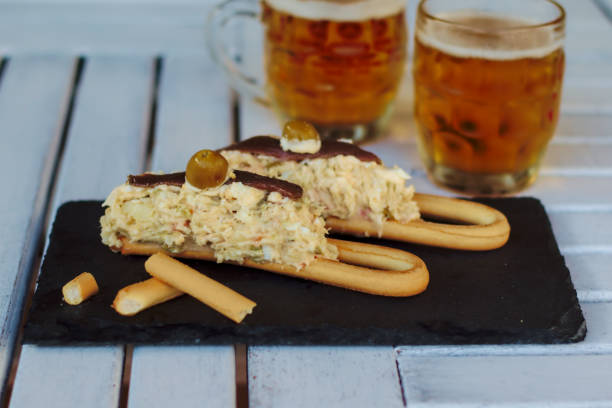 Deux picos barquita de ensaladilla y 2 bieres.